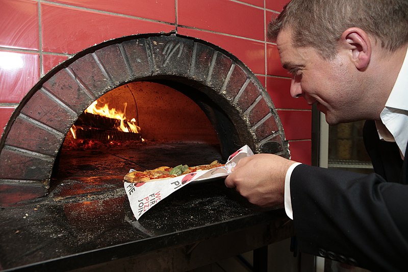 File:Andrew Scheer at Pie Wood Pizza - 2018 (43064014415).jpg