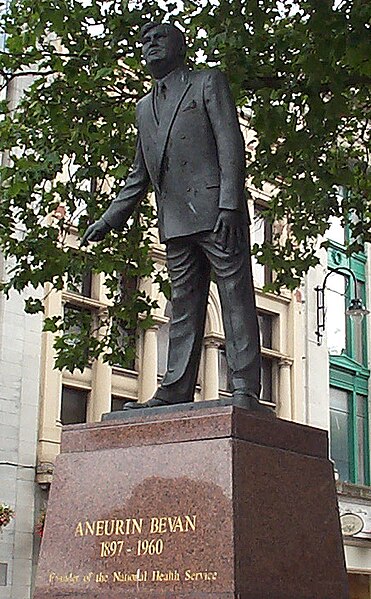File:Aneurin Bevan statue Cardiff 20050707.jpg