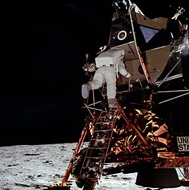 Buzz Aldrin lemászik a holdfelszínre
