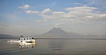 Il lago Atitlán visto da Panajachel con sullo sfondo il vulcano San Pedro.