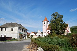 Zentrum des Dorfes mit der Kirche Saint James the Greater