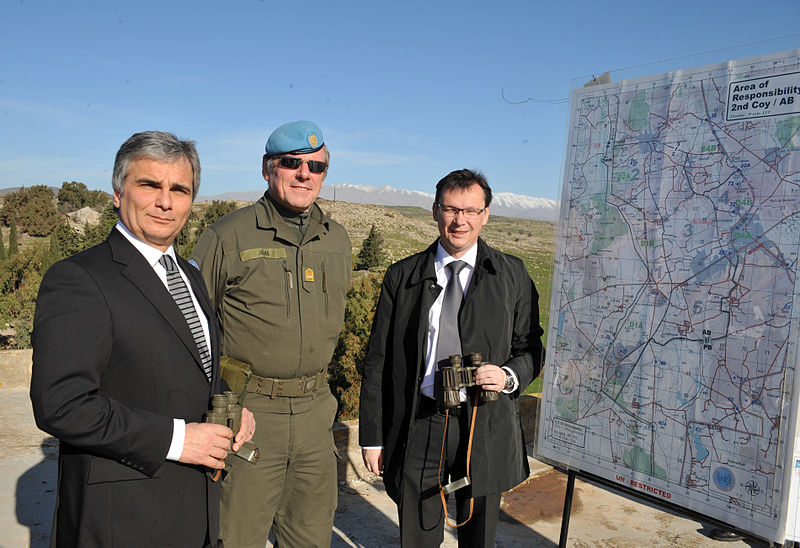 File:BK FAYMANN UND BM DARABOS BEI UNO-TRUPPENBESUCH IN SYRIEN (4221833484).jpg