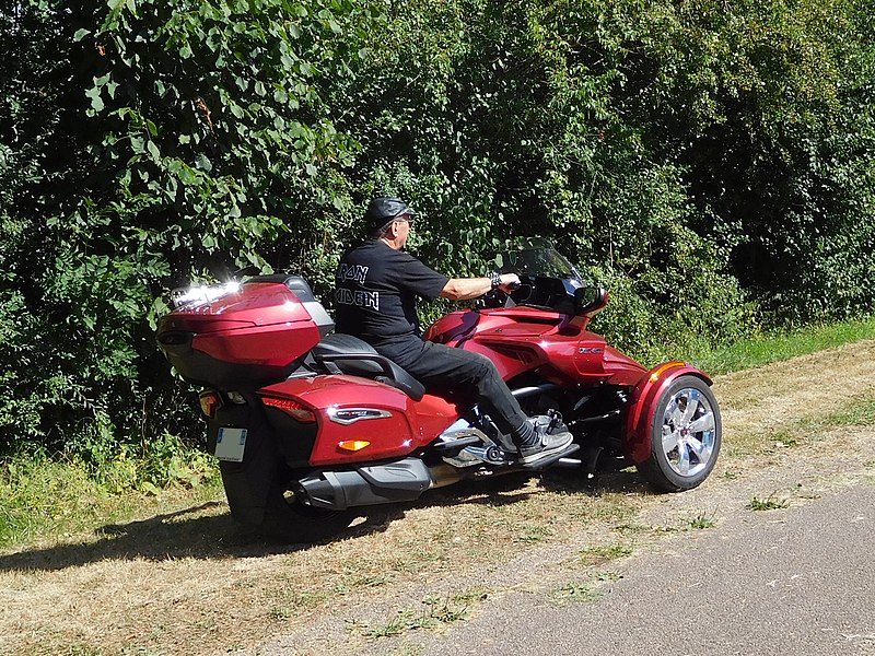 File:BRP Can-Am Spyder, red.jpg