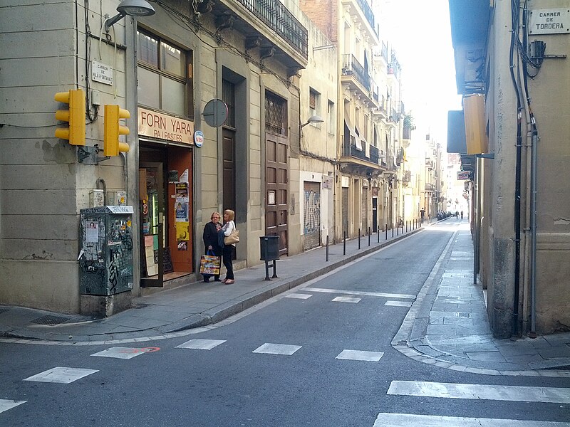 File:Backs of traffic signals and absence of pedestrian signals (18256967368).jpg