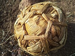 Un ballon de football en Ouganda, fait de feuilles et de fibres séchées de bananier nouées.