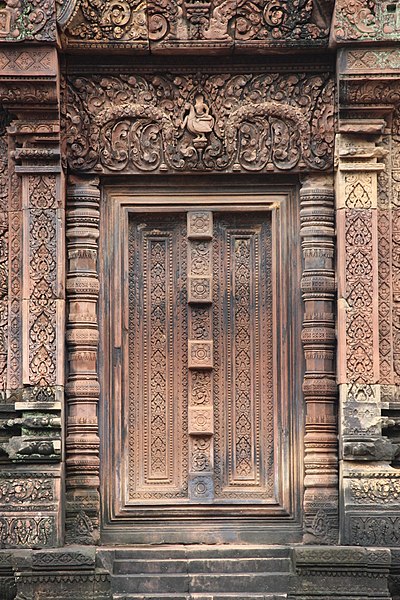 File:Banteay Srei (9719414275).jpg