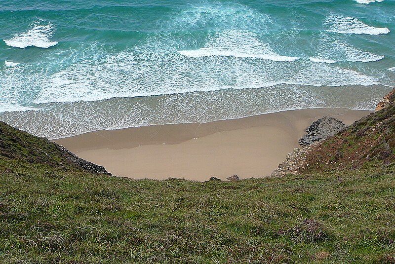 File:Beach and waves (2784111859).jpg