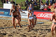 Deutsch: Beachhandball Europameisterschaften 2019 (Beach handball Euro); Tag 4: 5. Juli 2019 – Frauen, Viertelfinale, Niederlande-Griechenland 2:1 (25:12, 18:24, 7:6) English: Beach handball Euro; Day 4: 5 July 2019 – Quarter Final Women – Netherlands-Greece 2:1 (25:12, 18:24, 7:6)