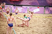 Deutsch: Beachhandball bei den Olympischen Jugendspielen 2018; Tag 6, 12. Oktober 2018; Mädchen, Hauptrundenspiel – Ungarn-Niederlande 2:1 English: Beach handball at the 2018 Summer Youth Olympics at 12 October 2018 – Girls Main Round – Hungary-Netherlands 2:1