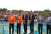 Deutsch: Beachvolleyball bei den Olympischen Jugendspielen 2018; Tag 11, 17. Oktober 2018; Jungen, Medaillenzeremonie - Gold: Schweden (David Åhman & Jonatan Hellvig), Silber: Niederlande (Matthew Immers & Yorick de Groot), Bronze: Argentinien (Bautista Amieva & Mauro Zelayeta) English: Beach volleyball at the 2018 Summer Youth Olympics at 17 October 2018 – Boys Victory ceremony - Gold: Sweden (David Åhman & Jonatan Hellvig), Silver: Netherlands (Matthew Immers & Yorick de Groot), Bronze: Argentina (Bautista Amieva & Mauro Zelayeta)