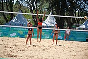 Deutsch: Beachvolleyball bei den Olympischen Jugendspielen 2018; Tag 8, 14. Oktober 2018; Mädchen, Achtelfinale – USA-Peru 2:0 (21–19/21–12) English: Beach volleyball at the 2018 Summer Youth Olympics at 14 October 2018 – Girls Round of 16 – USA-Peru 2:0 (21–19/21–12)