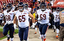 Chicago Bears offensive guard James Daniels (68) sets to block