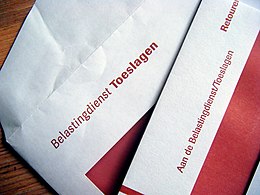 Foto waarop twee rood-witte enveloppen te zien zijn, met als tekst op de enveloppen "Belastingdienst Toeslagen"