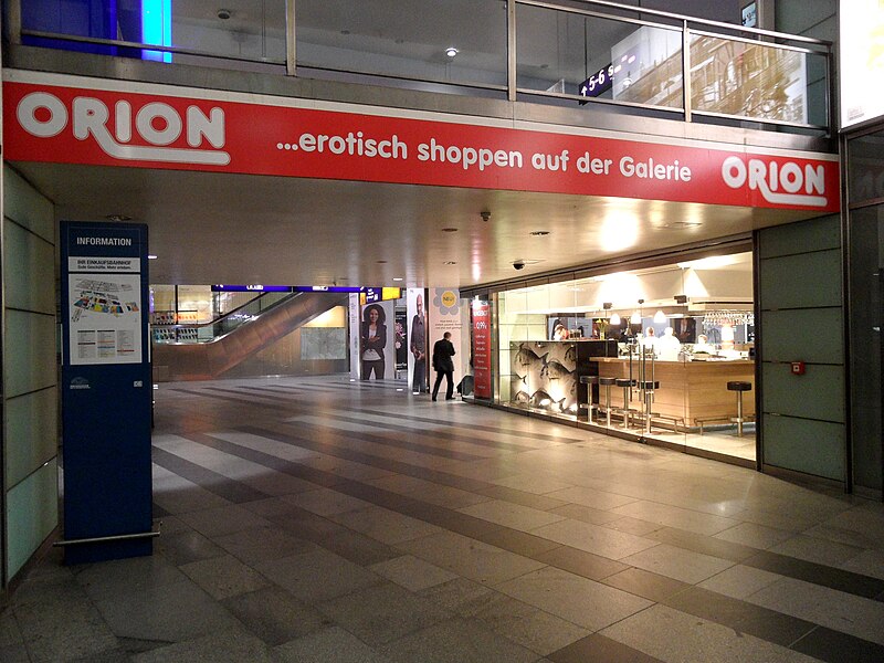 File:Berlin - Bahnhof Friedrichstraße - Zwischenebenen und Zugänge (7032456653).jpg