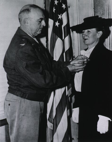 File:Beulah Ream Allen receiving the Medal of Freedom (1945) - Original.tiff