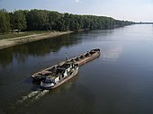 A „Bolygó” folyami tolóhajó a Tiszán Szegednél