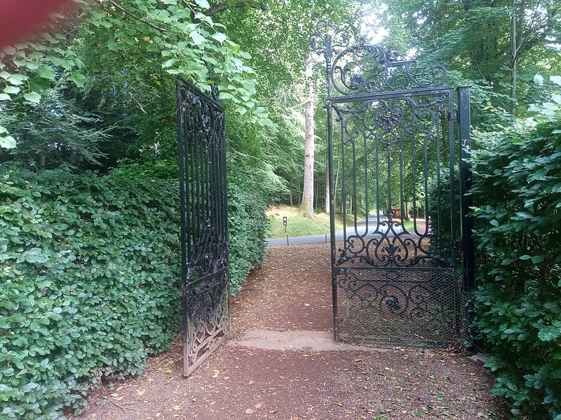 File:Bowhill House gates.jpg