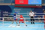 Deutsch: Boxen bei den Olympischen Jugendspielen 2018 Tag 12, 18. Oktober 2018 - Finale Leichtgewicht Mädchen – Junioren-Weltmeisterin und dreifache Juniorinnen-Europameisterin Caroline Sara DuBois (Großbritannien, blau) schlägt Juniorinnen-Asienmeisterin Porntip Buapa (Thailand, rot). English: Boxing at the 2018 Summer Youth Olympics on 18 October 2018 – Girls' lightweight Gold Medal Bout – Caroline Sara DuBois (Grat Britain, blue) wins over Porntip Buapa (Thailand, red). Español: Boxeo en los Juegos Olímpicos Juveniles de Verano de 2018 en 18 de octubre de 2018 - Combate de medalla de oro de peso ligero para niñas - Caroline Sara DuBois (Gran Bretaña, azul ) gana sobre Porntip Buapa (Tailandia, rojo).