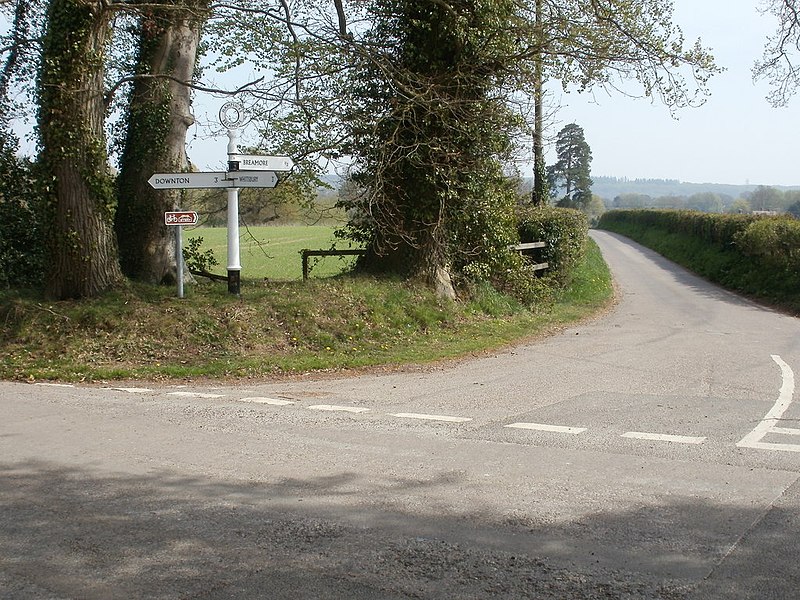 File:Breamore, fingerpost - geograph.org.uk - 1823528.jpg