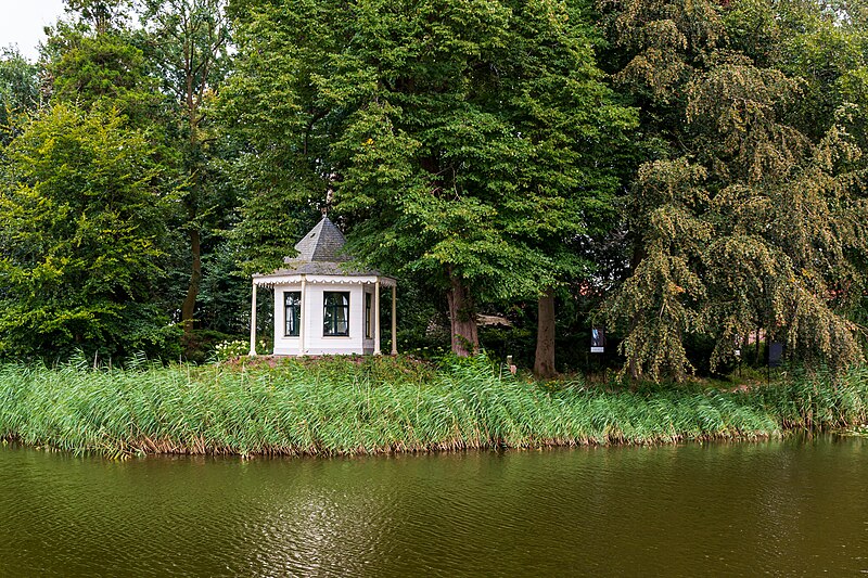 File:Bredevoort (NL), Große Gracht und Laube im Vestingpark Sint Bernardus -- 2016 -- 4147.jpg