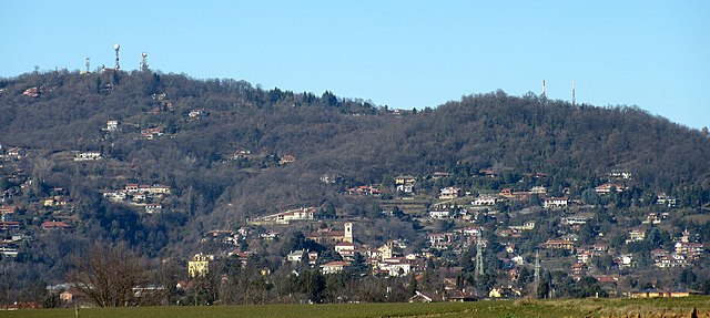 Bric della Croce (a sinistra), Pecetto (al centro) e il Bric San Vito (a destra)