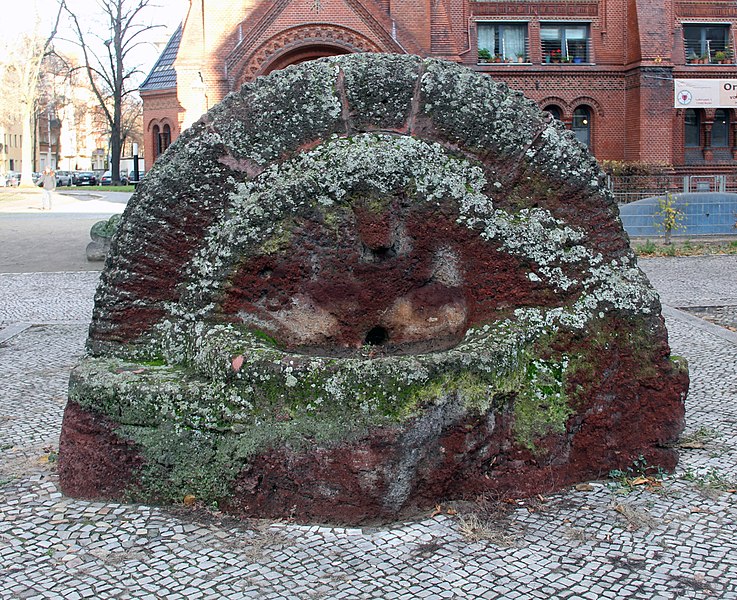 File:Brunnen Lutherplatz 3 (Spand) Brunnen&Witting Strecker&19882.jpg