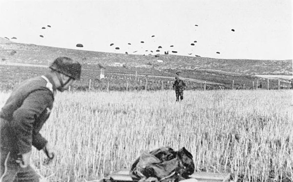 Bundesarchiv Bild 141-0864, Kreta, Landung von Fallschirmjägern.jpg
