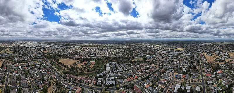 File:Bundoora aerial panorama facing the Great Dividing Range. March 2024.jpg