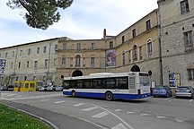 Autobus del servizio urbano in transito davanti a Porta Melatina