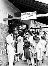 People collect baby milk at the Central Public Hospital in Jakarta in 1951. Increased availability of food contributed to a population boom reflected in census data. COLLECTIE TROPENMUSEUM Afhaalpunt voor babymelk bij het Centraal Openbaar Ziekenhuis te Jakarta Java TMnr 10002253.jpg