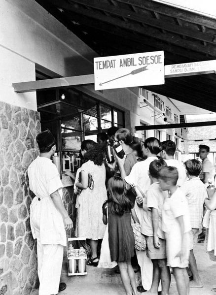 File:COLLECTIE TROPENMUSEUM Afhaalpunt voor babymelk bij het Centraal Openbaar Ziekenhuis te Jakarta Java TMnr 10002253.jpg