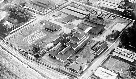 Heineken Brewery in Surabaya, Indonesia COLLECTIE TROPENMUSEUM Luchtfoto van de brouwerij van Heineken's Nederlandsch-Indische Bierbrouwerij Maatschappij in Soerabaja TMnr 10015513.jpg