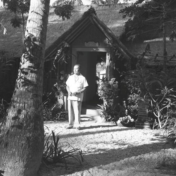 File:COLLECTIE TROPENMUSEUM Portret van een man in de tuin TMnr 60030415.jpg