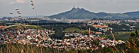 Laranjeiras,um distrito de Caieiras. Ao fundo, Pico do Jaraguá e Perus, um distrito de São Paulo