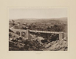 Foto einer Aquäduktbrücke mit einem Metalltank