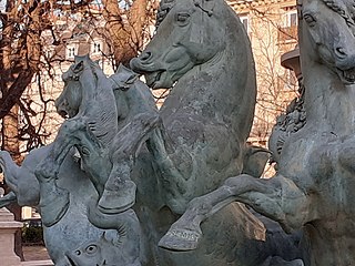 Fontaine des Quatre-Parties-du-Monde - Détail - Chevaux - Dauphin. On notera la signature sur le sabot.