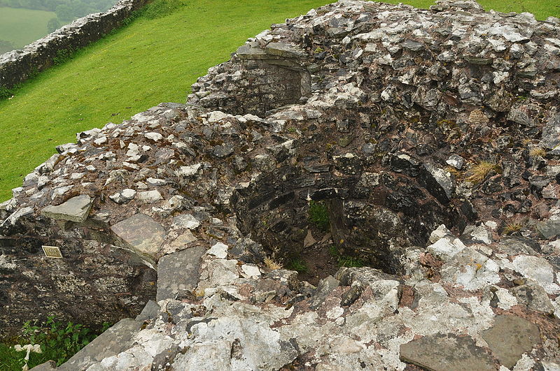 File:Carreg Cennen Castle (8608).jpg