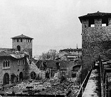 Nella fotografia sono visibili alcuni dei danni subiti dal castello scaligero nel 1945.