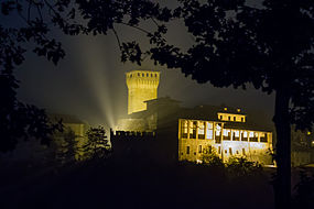 Castello di Levizzano Rangone visto da via Sapiana di notte ver2.jpg