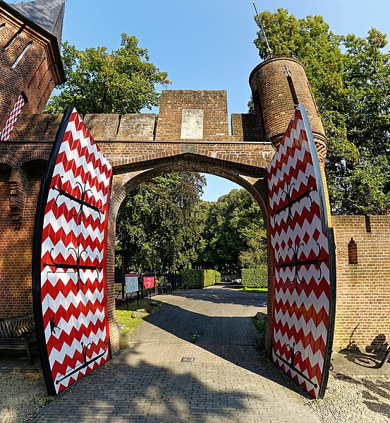 File:Castle De Haar (1892-1913) - Stalplein - Gate.jpg