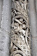 Columnilla esculpida con un elemento del zodiaco, a la izquierda: signo de sagitario