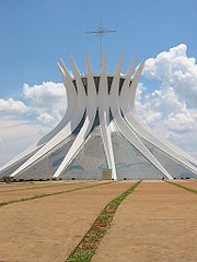La Catedral de Brasilia, con las cuatro estatuas y el campanario.