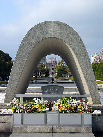 原爆死没者慰霊碑（2006年4月）