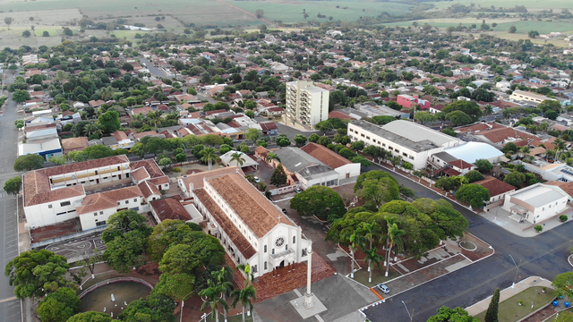 Vista aérea da cidade, com a igreja matriz em primeiro plano.
