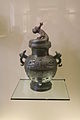 Vase lei pour les liquides. Fin XIe – début Xe siècle av. J.-C.. Bronze. H : 49,7 cm [N 8]. Début des Zhou occidentaux. Musée Cernuschi
