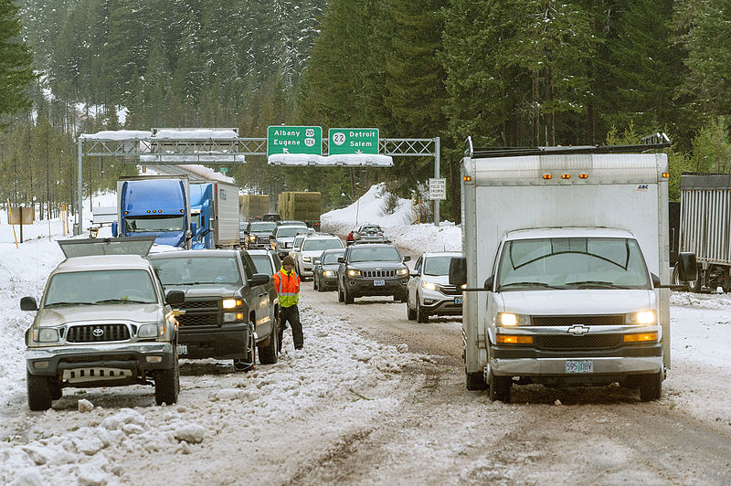 File:Chaining up at Santiam Juunction (23919726812).jpg