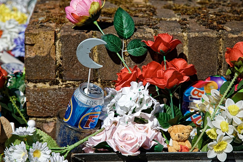 File:City of London Cemetery and Crematorium disgarded grave tributes detritus 2.jpg