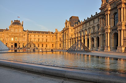 Cour Napoleon du Palais du Louvre 004.JPG