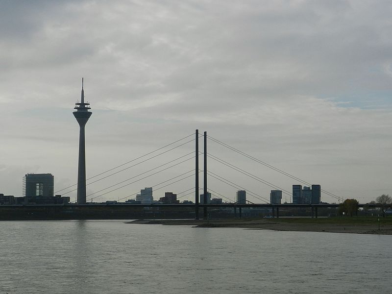 File:Düsseldorf Rheinturm und Rheinkniebrücke.jpg