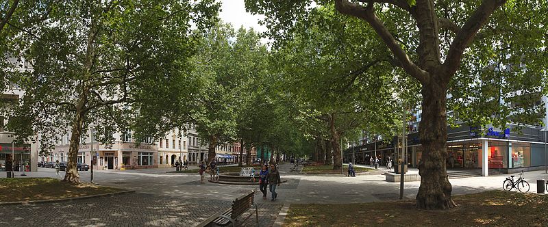 File:DD-Hauptstraße-grün-pano.jpg